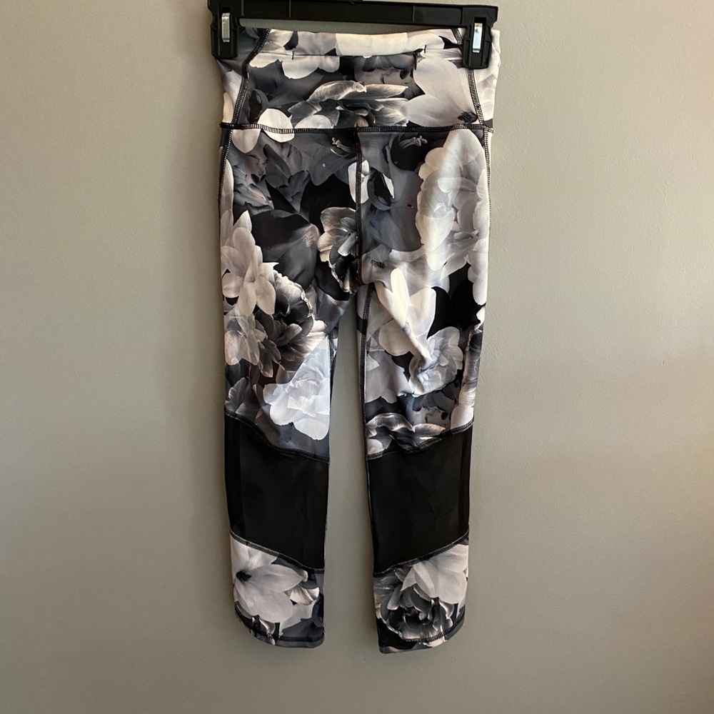 Elevate Go-Dry Cropped Leggings - Picture 3 of 3